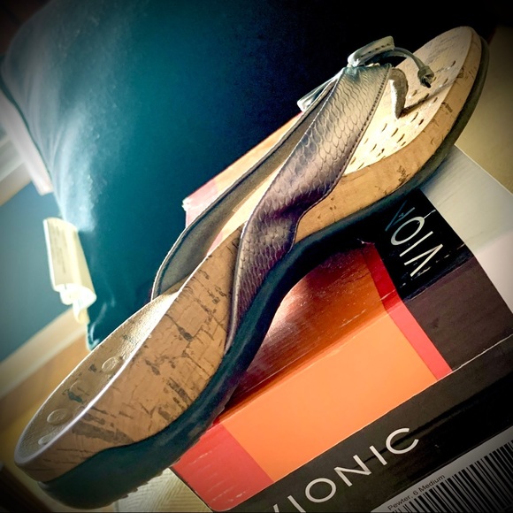 VIONIC “Cassie” Pewter Snake Silver Color Sandals with Bow, Barely Worn, Size 6 - Picture 6 of 14